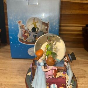 Rare Disney Exclusive Peter Pan In Bedroom Figurine Snow Globe with box